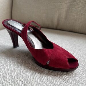 Liz Claiborne Red Heels with Pointed Toe and Medium Heel